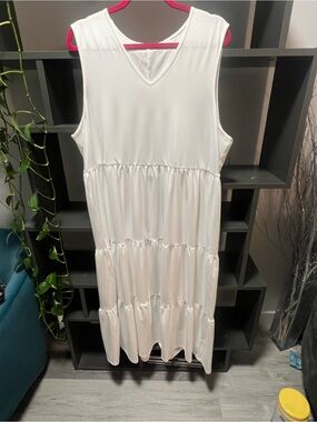 🛍️💃🏼Sleeveless V-Neck Tiered Maxi Dress in White